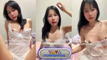 คลิปหลุดไทย Pymex9 สาวไทยผิวขาวใส่ชุดนอนบางโปร่ง นอนหงายโชว์หีใกล้ๆ ใช้นิ้วซอยหีแรงครางเสียวจนตัวสั่น ช่วยตัวเองจริงจังเห็นหีชัดทุกมุม xxx
