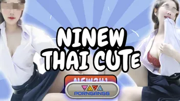ยสตน นักเรียนสุดสวยในโรงแรม Ninew Thai Cute น้องนินิวคนสวยชวนแฟนมาซั่มหีคาชุด ดูดหัวควยดัวบ๊วบ แล้วถ่างหีให้แฟนเย็ดสดแตกใน