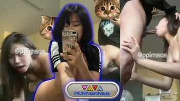 คลิปหลุด ppimsas วัยรุ่นไทยตัวเล็ก หลุดทางบ้าน อมควยแฟนแล้วโดนเย็ดบนเตียงท่าหมา น้ำแตกใส่หน้า ตั้งกล้องชัดๆ น้องดูดควยสดลีลาเงี่ยน ถูกแฟนซอยหีกระแทกแรงครางดัง น้ำแตกคาปากเต็มๆ