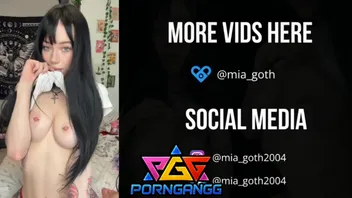 หนังโป๊ฝรั่ง Mia Goth สาวรัสเซียตัวเล็กสไตล์ Goth ในคอนโดหรู ช่วยตัวเองด้วยดิลโด้ยักษ์ คร่อมขย่มหีเปียกช้าๆ น้ำครีมไหลเยิ้ม ซอยเบาๆ เข้าๆ ออกๆ ครางเสียวกระตุกสุดๆ