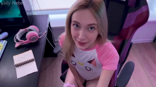 หนังโป๊ฝรั่ง Loly Nebel น้องโลลี่ เนเบล สาวรัสเซียผมทองหุ่นดีนมเล็ก ถูกจับได้ไลฟ์สดกับแฟน หันมาเล่นหนังโป๊เต็มตัว เย็ดกันในห้องนอนบนเตียง POV ครางเสียวซอยหีกระแทกแรง นมเล็กเด้งหีเปียกชุ่มเสียวสุดๆ
