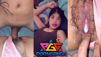 คลิปหลุดน้ำฟ้า NamFah6689 คู่รักทางบ้านแหกข้างชุดสีชมพูเย็ดสดแตกใน เมียหีโหนกขนหมอยหยิก เจอกระจู๋ยาวดำซอยยิก เย็ดถี่ครางฟินๆใครจะอดใจไหว ปล่อยน้ำควยขาวขุ่นคาหีเมีย
