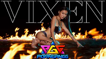 หนังโป๊แรลิลแบล็ค ชื่อไทย น้องเรวดี VIXEN – Rae Lil Black รับงานถ่ายแบบมีไฟร้อนแรง มาโดนโปรดิวเซอร์จับเย่อหี คนกำลังเงี่ยนพอดีได้ควยช่วยแทงหี เย็ดแตกคาหีแล้วยังซอยต่ออีกน้ำ