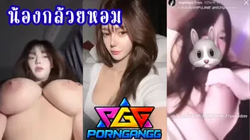 คลิปหลุด ทางบ้าน น้องกล้วยหอม สาวไทยหีเนียนนมใหญ่ โชว์นมยั่วเย็ดในห้องนอน ตั้งกล้องบีบนมรอแฟนมาเย็ดสด ครางเสียวลั่นห้อง ฉากเสียวจัดเต็ม