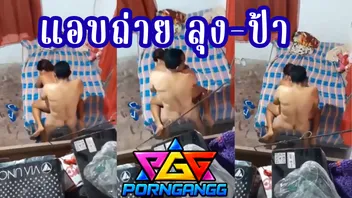 หลุดแอบถ่ายห้องเช่าข้างห้องตัวเอง ได้ยินเสียงลุงกับป้าเย็ดกันแล้วก็เงี่ยนทุกที เสียงควยกระแทกหีมันดังสะใจคันควยทุกรอบ วันนี้แอบส่องดูหี เจอลุงจับป้าเย็ดขอบเตียงท่าหมาซอยหีโคตรดุดัน