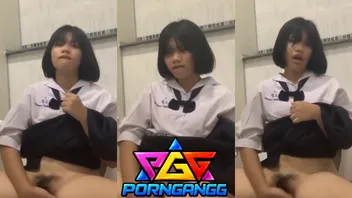 xxx นักเรียนม.1 เกี่ยวเบ็ดในห้องน้ำโรงเรียนฤทธิยะวรรณาลัย สาวน้อยโคตรเงี่ยนคันหีทนไม่ไหวแล้ว ลงมาเข้าห้องน้ำเอานิ้วล้วงหีตัวเอง เกี่ยวเบ็ดน้ำเงี่ยนแฉะเปื้อนขนหมอยหยิก หีน้องยังฟิตแค่นิ้วก็เสียวแล้วค่ะ
