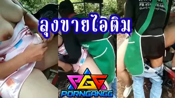 คลิปหลุด สาวอวบไทยเย็ดลุงขายก๋วยเตี๋ยวบนรถกลางแจ้ง คลิปหลุด นัดเย็ดอมควยชวนเย็ดท่าหมา ตั้งกล้องถ่ายคลิปคาชุดเล่นชู้